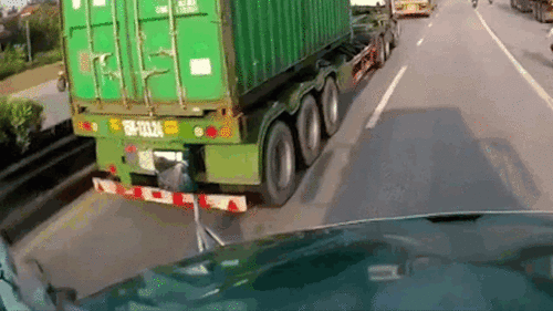 Nữ ‘ninja’ vượt ẩu, tạt đầu xe container trên quốc lộ 5