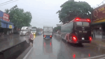 Xe con bị tông văng, quay tròn sau khi va chạm nhiều lần với 2 xe tải