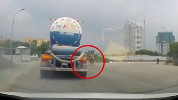 Thiếu quan sát, cháu bé đi xe đạp suýt bị xe bồn cuốn vào gầm