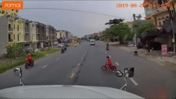 Tài xế bé lái xuất thần cứu sống bé trai đột ngột qua đường