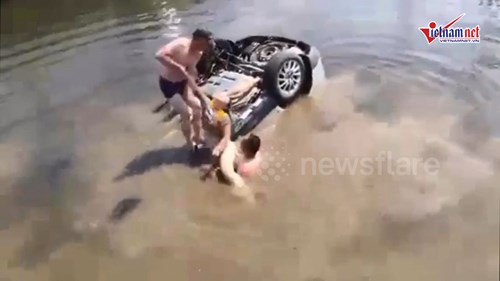 Khoảnh khắc giải cứu gia đình bị mắc kẹt trong xe ô tô lập úp dưới sông