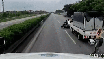 Tài xế 'phanh cháy lốp' tránh người điều khiển xe máy bỏ chạy CSGT