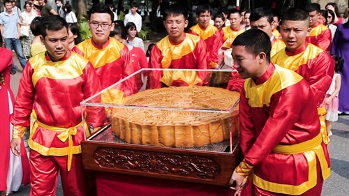 Chiêm ngưỡng cặp bánh trung thu khổng lồ diễu hành trên phố đi bộ Hồ Gươm