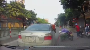 Tài xế phanh gấp suýt gây tai nạn, bỏ ôtô giữa đường đi nhặt tiền rơi
