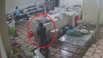 Thanh niên vào tận bếp tạt axit cô gái gây sốc cư dân mạng