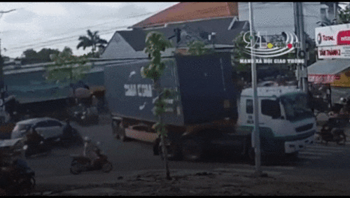 Thùng container rơi ngay ngã ba, nhiều người thoát chết trong gang tấc