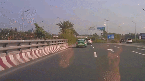 Rẽ sang đường bất ngờ, xe Mercedes suýt  gây va chạm với các ôtô đi sau