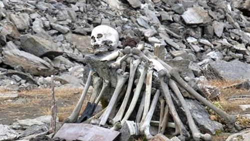 Hồ nước chứa hàng trăm bộ xương người dưới lớp băng tuyết