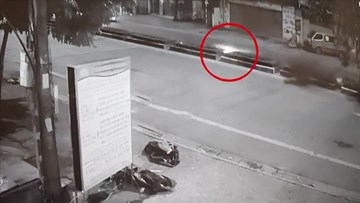 Xe máy kẹp 5 sinh viên đâm dải phân cách, 4 người tử vong