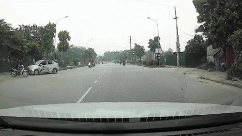 Sang đường thiếu quan sát, cô gái trẻ bị ô tô hất văng lên nắp ca pô