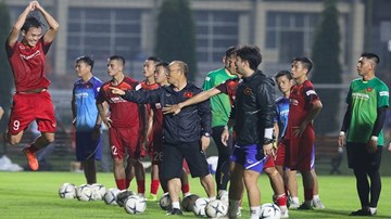 Tuyển Việt Nam thực hiện bài tập lạ chuẩn bị cho trận gặp Thái Lan