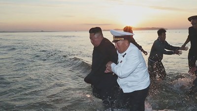 Ông Kim Jong Un lội nước chỉ đạo phóng tên lửa siêu lớn