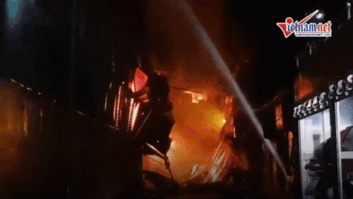 Hà Nội: Cháy rừng rực ở nhà máy bóng đèn phích nước Rạng Đông