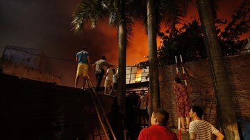 Vụ cháy lớn tại Cty bóng đèn phích nước Rạng Đông: Lửa vẫn đang lan rộng