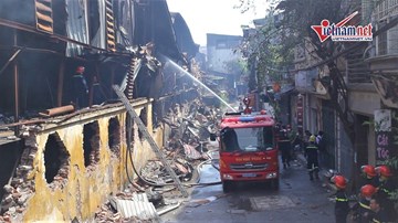 Huy động kỷ lục 50 xe chữa cháy dập tắt hỏa hoạn tại Công ty Rạng Đông