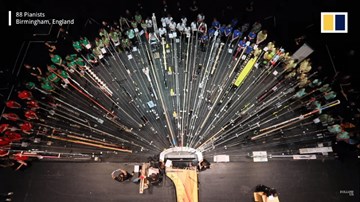 88 sinh viên nước Anh phá kỷ lục khi chơi một cây đàn cùng lúc