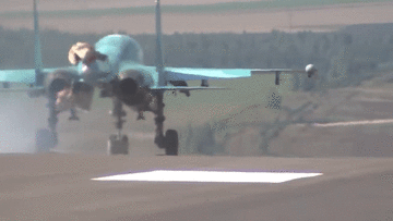 Xem Siêu tiêm kích Su-34  và An-26 của Nga đổ bộ trên đường cao tốc