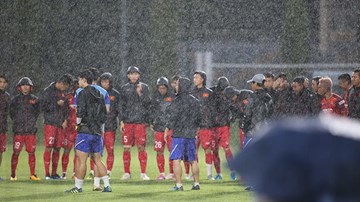 Thầy trò HLV Park vật lộn tập luyện dưới mưa, chuẩn bị đấu Thái Lan