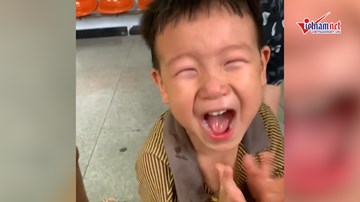 Phản ứng của bé trai khi đi tiêm phòng gây sốt cộng đồng mạng