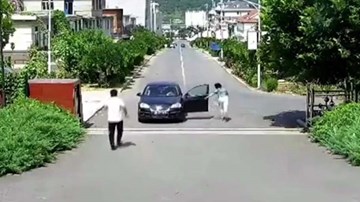 Quên kéo phanh tay, nữ tài xế cuống cuồng đuổi theo ô tô