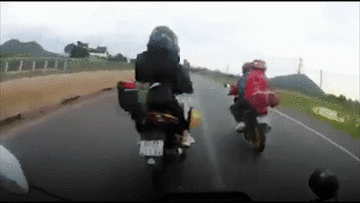 Phượt thủ vượt ẩu, tông 2 người đi xe máy ngã văng xuống đường