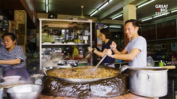 Quán mỳ có nước dùng được hầm đi hầm lại trong 45 năm qua