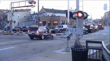 Cô gái bất ngờ lao khỏi ô tô cố vượt đường ngang khi tàu đang tới