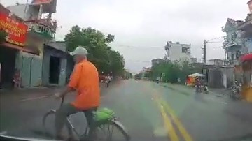 Tài xế phanh ‘cháy lốp’ tránh cụ ông sang đường bất ngờ