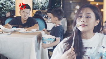 Mẹ trẻ bênh con trai nơi đông người và cái kết cười rung rốn