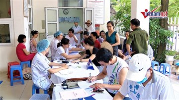 Hàng trăm người  đến trạm y tế Hạ Đình khám sau vụ cháy nhà máy Rạng Đông