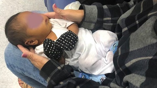 Bỏ trẻ sơ sinh 6 ngày tuổi vào túi xách để bay lậu