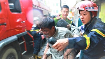 Cảnh sát giải cứu người mắc kẹt trong đám cháy ở Núi Trúc