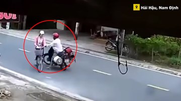 Người đàn ông chạy xe máy chặn đầu, sàm sỡ cô gái đi xe đạp ngay giữa đường