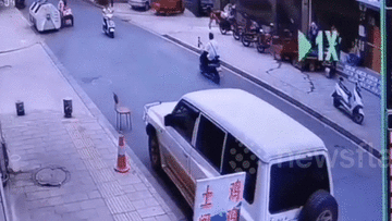 Đang đi trên đường, người đàn ông bị tấm thảm bay quật ngã