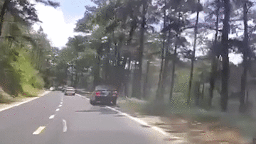 Tài xế ngủ gật khiến xe lao thẳng vào dải phân cách