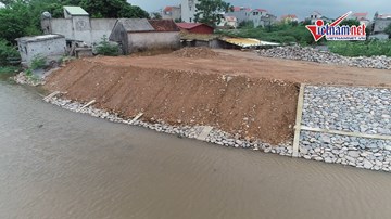 Hà Nội: Chưa kịp bàn giao, 30m kè đê sông Lương bất ngờ sạt lở