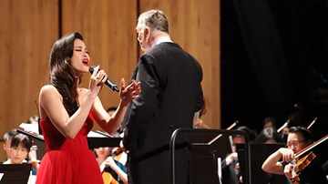 Đông Nhi 'liều lĩnh' hát cùng cả dàn nhạc giao hưởng