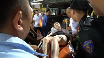 Fan nữ trúng pháo sáng ở Hàng Đẫy bị dập đùi do sức nổ