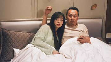 Cắm mặt bỏ chạy khi thấy cô gái ngủ với trai lạ và cái kết bất ngờ