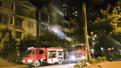 Hà Nội: Biệt thự liền kề 4 tầng bị lửa thiêu rụi trong đêm