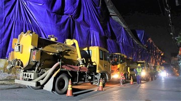 Hà Nội nạo vét bùn, chất thải hệ thống thoát nước quanh Rạng Đông trong đêm