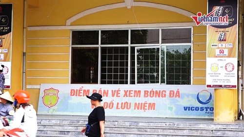 Đìu hiu người mua vé xem trận Nam Định - TP.HCM sau vụ đốt pháo sáng