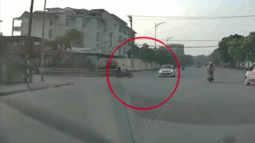 Lao như ‘tên bắn’ qua ngã tư, xe máy đâm ngang xe của chiến sĩ cảnh sát