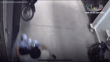 Bất cẩn để con trai vặn tay ga, bố 