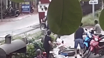 Cố băng qua đường sắt, người đàn ông thoát nạn trong gang tấc