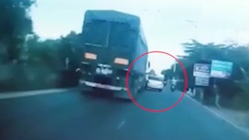 Vượt ẩu trước đầu xe container, xe con bị húc bay lên dải phân cách