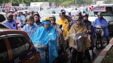 Dân Hà Nội vượt ải ma trận tắc đường, bì bõm đi làm ngày mưa