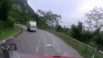 Vượt container, xe máy lao thẳng vào gầm xe tải