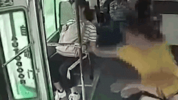 Cô gái bất ngờ lao ra khỏi cửa xe khách đang chạy