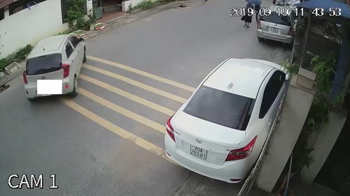 Quên kéo phanh tay, nữ tài xế để ô tô trôi tự do trên phố